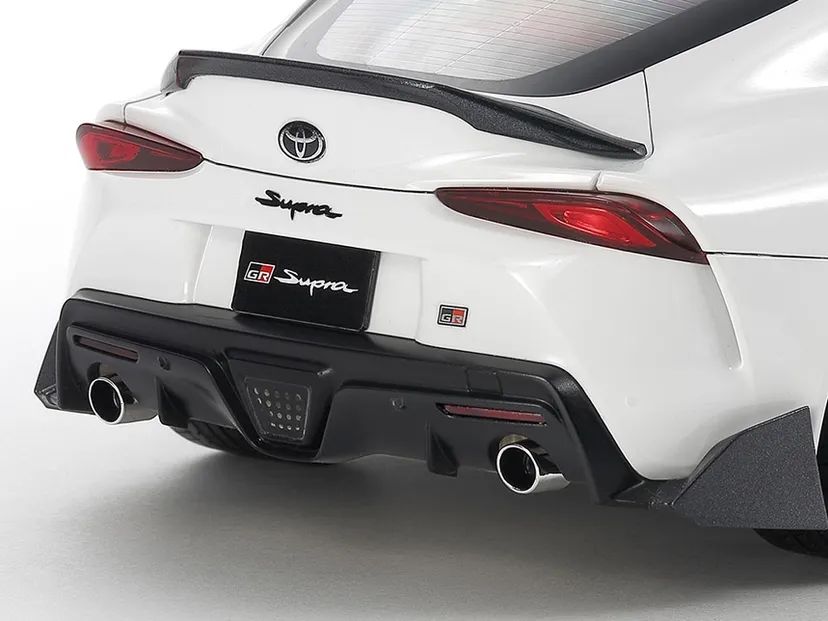 Toyota GR Supra Custom 1/24 Kit di Montaggio Tamiya