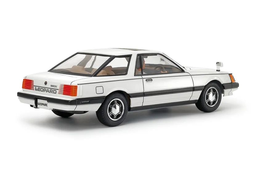 Nissan Leopard 2-Door Hardtop 280X SF-L 1/24 Kit di Montaggio Tamiya