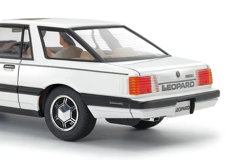 Nissan Leopard 2-Door Hardtop 280X SF-L 1/24 Kit di Montaggio Tamiya